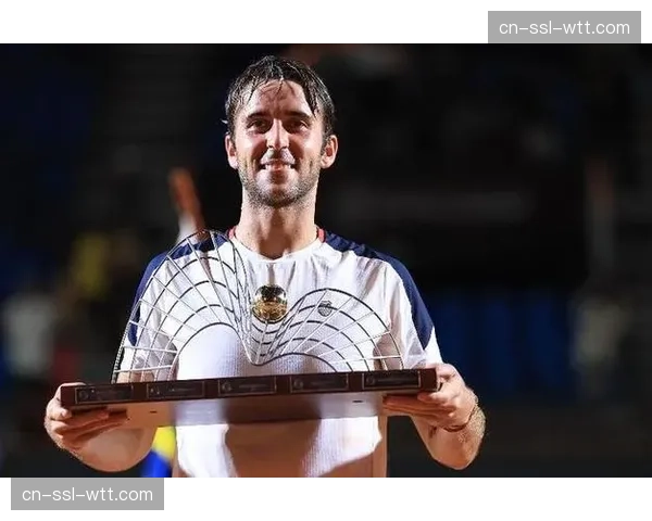 埃切维里里约站逆转塔比洛，四进决赛终夺巡回赛首冠