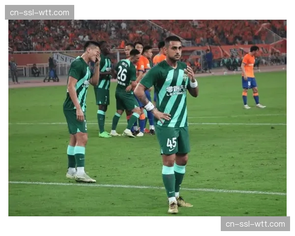 上海海港签第六外援:加纳边锋安佩姆租借加盟,填补莱昂纳多空缺 上海海港签第六外援:加纳边锋安佩姆租借加盟,填补莱昂纳多空缺